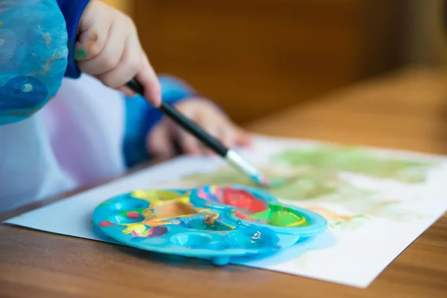 table, paper, creativity, training, hand, work, paint brush, child, to paint, colour, art, painting, craft, multicoloured, artist, kindergarten, daycare, drawing, klekse, painter, palette, education, kindergarten, kindergarten, daycare, daycare, daycare, daycare, daycare. Daycare Late Pickup Policy: Grace Period, Cap, Notice and Wording